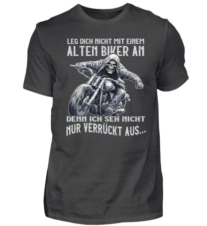 Ein Biker T-Shirt für Motorradfahrer von Wingbikers mit dem Aufdruck, Leg dich nicht mit einem alten Biker an, denn ich seh nicht nur verrückt aus - in dunkelgrau.