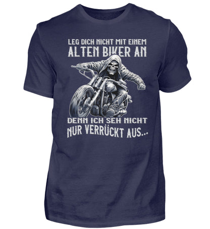 Ein Biker T-Shirt für Motorradfahrer von Wingbikers mit dem Aufdruck, Leg dich nicht mit einem alten Biker an, denn ich seh nicht nur verrückt aus - in navy blau.
