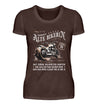 Ein Bikerin T-Shirt zum Geburtstag für Motorradfahrerinnen von Wingbikers mit dem Aufdruck, Alte Bikerin - 70 Jahre - Einige Kilometer Runter - Doch elegant wie eh und je - in braun.