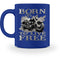 Ein Biker Tasse für Motorradfahrer von Wingbikers mit dem Aufdruck, Born to Live Free, in royal blau.