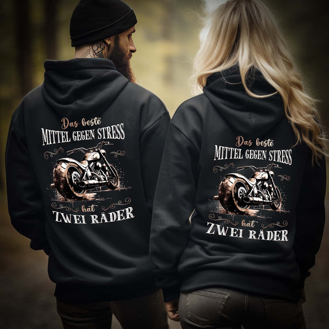 Ein Reißverschluss-Jacke für Motorradfahrende Männer und Frauen von Wingbikers, mit dem Aufdruck, Das beste Mittel gegen Stress hat 2 Räder, in schwarz.