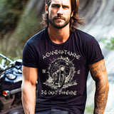 Ein Motorradfahrer mit einem T-Shirt von Wingbikers mit dem Aufdruck, Adventure Is Out There, in schwarz.