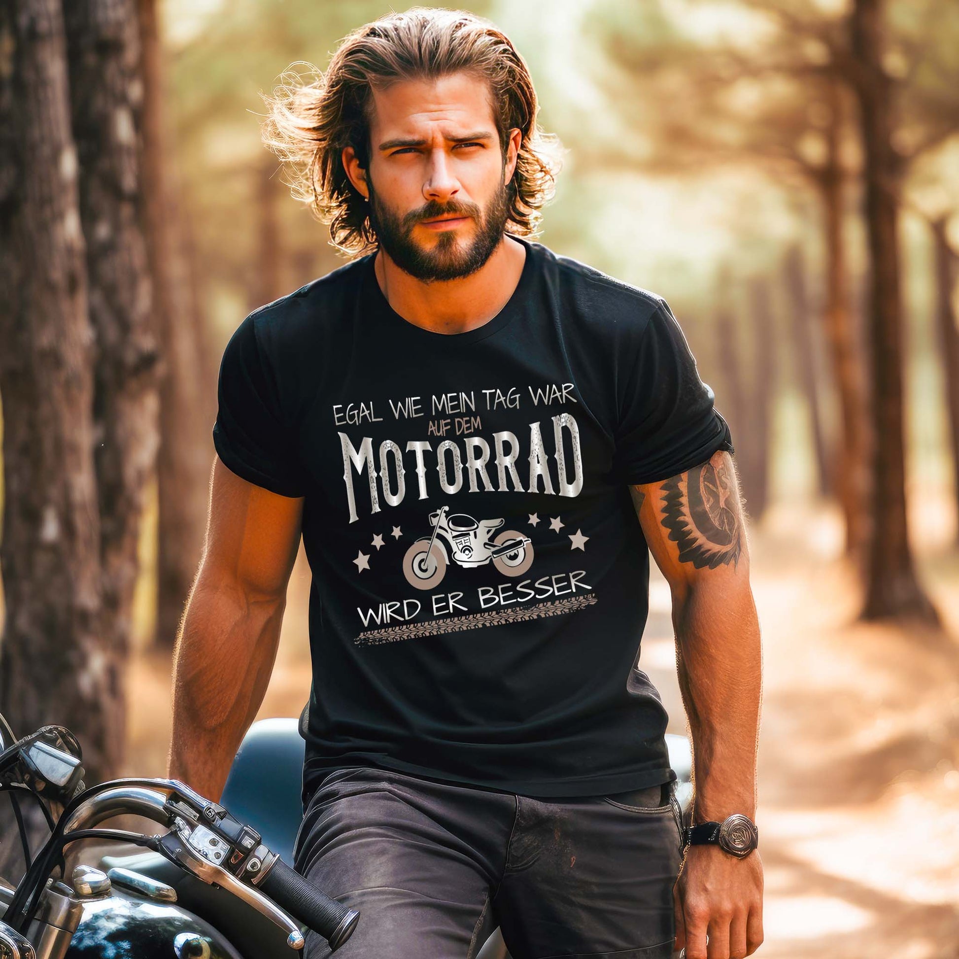 Ein Motorradfahrer mit einem T-Shirt von Wingbikers mit dem Aufdruck, Egal wie mein Tag war, auf dem Motorrad wird er besser, in schwarz.