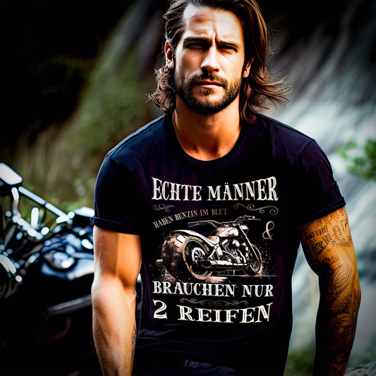 Ein Motorradfahrer mit einem T-Shirt von Wingbikers mit dem Aufdruck, Echte Männer brauchen nur 2 Reifen, in schwarz.