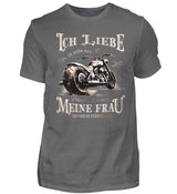 Ein Biker T-Shirt für Motorradfahrer von Wingbikers mit dem Aufdruck, Ich liebe meine Frau, wenn sie mich Motorrad fahren lässt! - in grau.