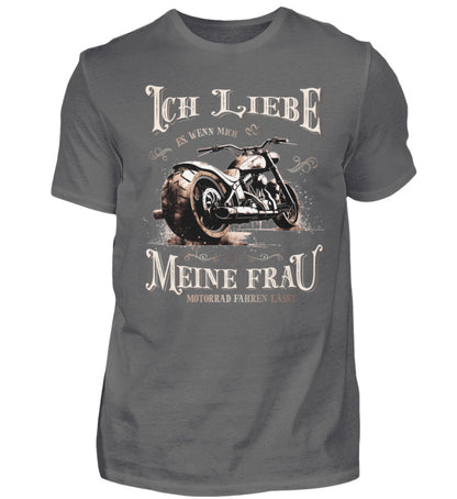 Ein Biker T-Shirt für Motorradfahrer von Wingbikers mit dem Aufdruck, Ich liebe meine Frau, wenn sie mich Motorrad fahren lässt! - in grau.