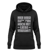 Ein Bikerin Hoodie für Motorradfahrerinnen von Wingbikers mit dem Aufdruck, Hier wird Benzin noch mit Liebe verbrannt - in schwarz.