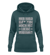 Ein Bikerin Hoodie für Motorradfahrerinnen von Wingbikers mit dem Aufdruck, Hier wird Benzin noch mit Liebe verbrannt - in petrol türkis.