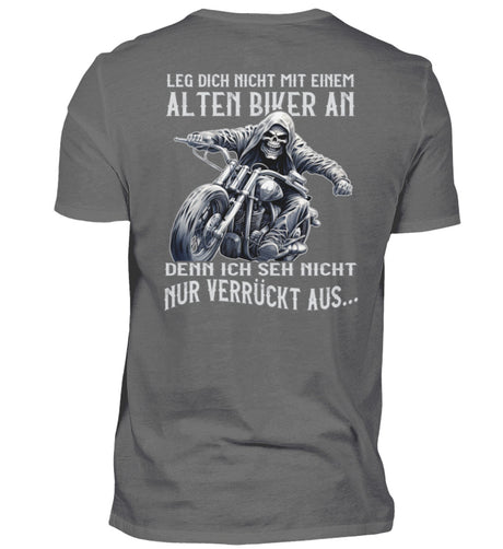 Ein Biker T-Shirt für Motorradfahrer von Wingbikers mit dem Aufdruck, Leg dich nicht mit einem alten Biker an, denn ich seh nicht nur verrückt aus, als Back Print - in dunkelgrau.