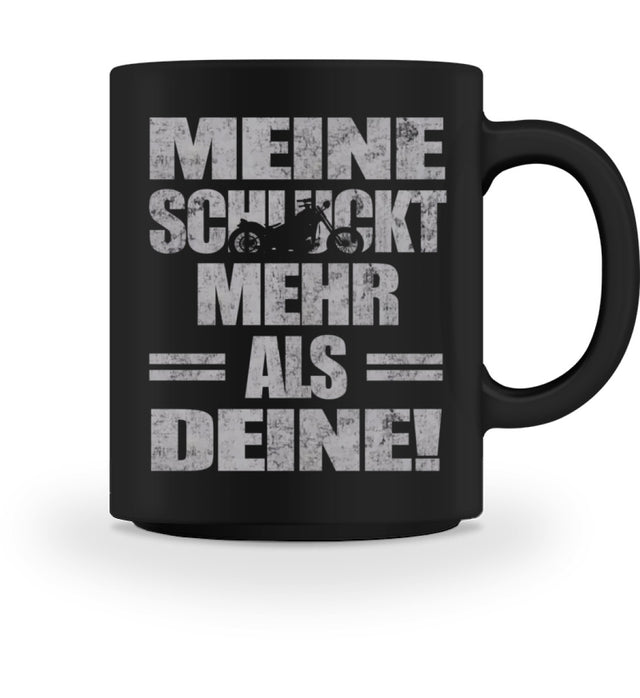 Eine Tasse für Motorradfahrer von Wingbikers, mit dem beidseitigen Aufdruck, Meine schluckt mehr als deine! - mit einem Motorrad, in schwarz.