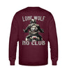 Ein Biker Sweatshirt für Motorradfahrer von Wingbikers mit dem Aufdruck, Lone Wolf - No Club, als Back Print, in burgunder weinrot.