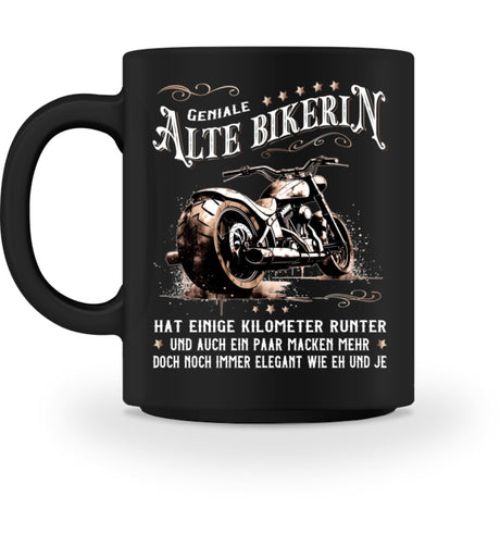 Eine Bikerin Tasse für Motorradfahrerinnen, von Wingbikers, mit dem beidseitigen Aufdruck, Alte Bikerin - Einige Kilometer Runter - Doch elegant wie eh und je, in schwarz.