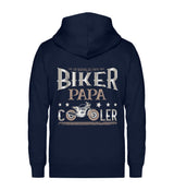 Eine Reißverschluss-Jacke für motorradfahrende Väter von Wingbikers mit dem Aufdruck, Biker Papa, wie ein normaler Papa, nur viel cooler, in navy blau.