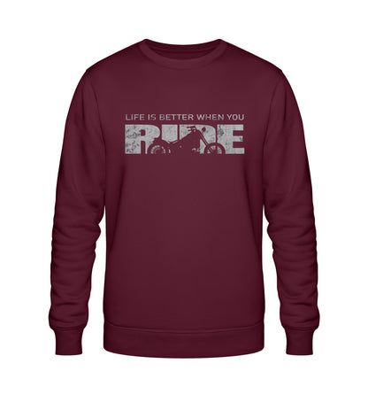 Ein Sweatshirt für Motorradfahrer von Wingbikers mit dem Aufdruck, Life Is Better When You Ride - mit einem Motorrad, in burgunder weinrot.