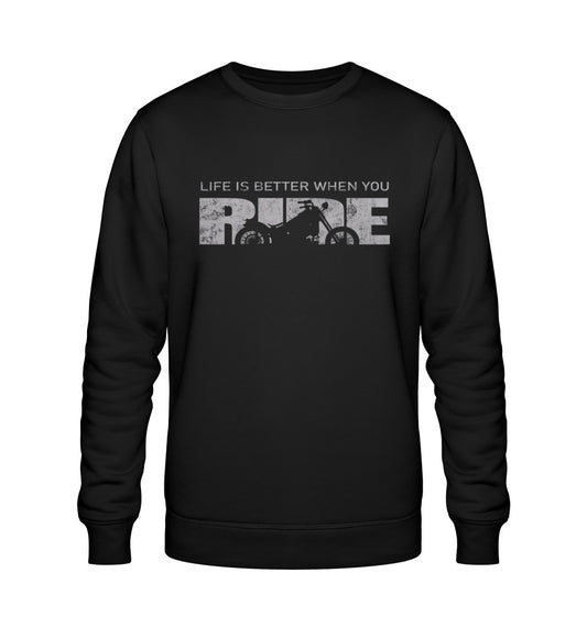 Ein Sweatshirt für Motorradfahrer von Wingbikers mit dem Aufdruck, Life Is Better When You Ride - mit einem Motorrad, in schwarz.