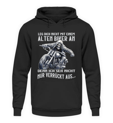 Ein Biker Hoodie für Motorradfahrer von Wingbikers mit dem Aufdruck, Leg dich nicht mit einem alten Biker an, denn ich seh nicht nur verrückt aus, in schwarz.