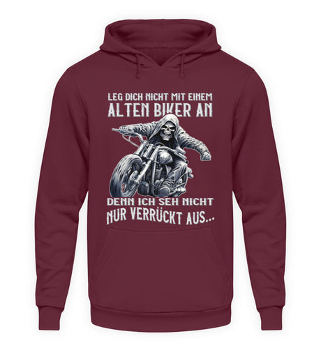 Ein Biker Hoodie für Motorradfahrer von Wingbikers mit dem Aufdruck, Leg dich nicht mit einem alten Biker an, denn ich seh nicht nur verrückt aus, in burgunder weinrot.