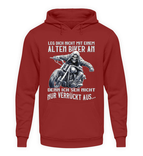 Ein Biker Hoodie für Motorradfahrer von Wingbikers mit dem Aufdruck, Leg dich nicht mit einem alten Biker an, denn ich seh nicht nur verrückt aus, in backsteinrot.