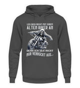 Ein Biker Hoodie für Motorradfahrer von Wingbikers mit dem Aufdruck, Leg dich nicht mit einem alten Biker an, denn ich seh nicht nur verrückt aus, in dunkelgrau.