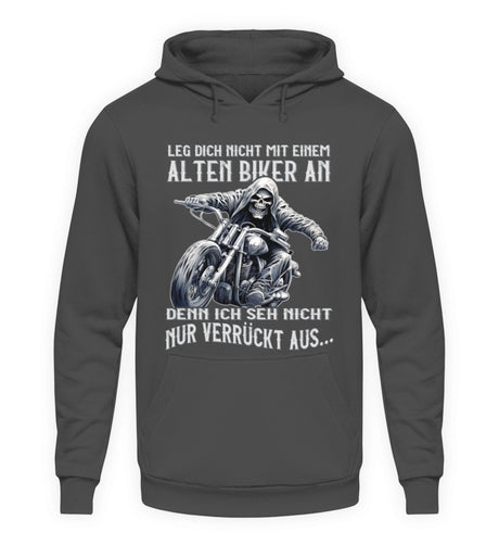 Ein Biker Hoodie für Motorradfahrer von Wingbikers mit dem Aufdruck, Leg dich nicht mit einem alten Biker an, denn ich seh nicht nur verrückt aus, in dunkelgrau.