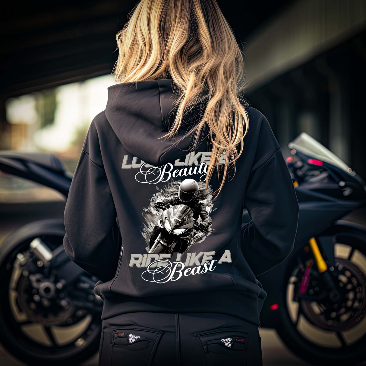 Eine Frau mit einer Reißverschluss-Jacke für Motorradfahrerinnen von Wingbikers mit dem Aufdruck, Look like a Beauty - Ride like a Beast, in schwarz.