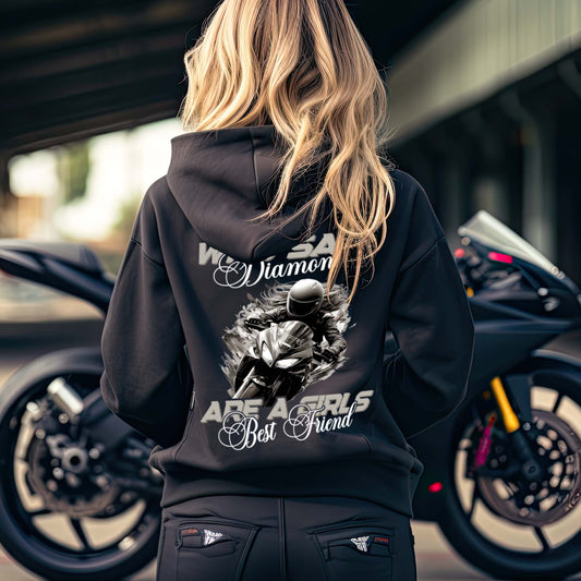 Ein Bikerin mit einer Reißverschluss-Jacke für Motorradfahrerinnen von Wingbikers mit dem Aufdruck, Who Said Diamonds Are A Girls Best Friend, in schwarz.