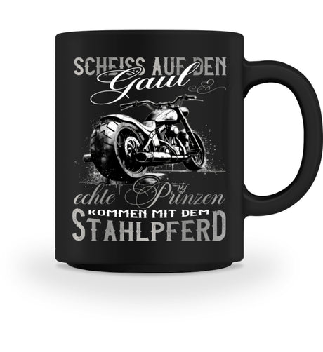 Eine Bikerin Tasse für Motorradfahrerinnen, von Wingbikers, mit dem beidseitigen Aufdruck, Scheiß auf den Gaul, echte Prinzen kommen mit dem Stahlpferd, in schwarz.