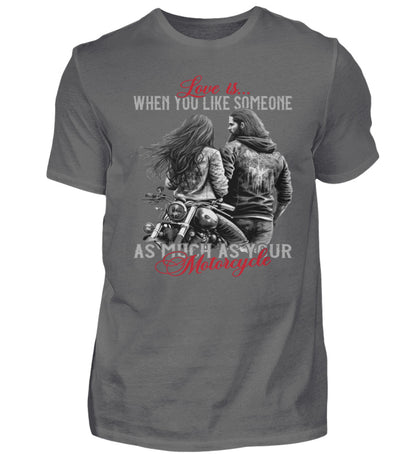Ein T-Shirt für Motorradfahrer von Wingbikers, mit dem Aufdruck, Love is, When You Like Someone As Much As Your Motorcycle, in grau.