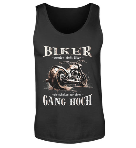 Ein Biker Tanktop für Motorradfahrer von Wingbikers mit dem Aufdruck, Biker werden nicht älter - Wir schalten nur einen Gang hoch! - in schwarz.