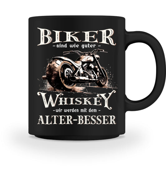 Eine Tasse für Motorradfahrer von Wingbikers, mit dem beidseitigen Aufdruck, Biker sind wie guter Whiskey - Wir werden mit dem Alter besser! - in schwarz.