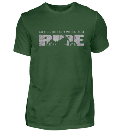 Ein T-Shirt für Motorradfahrer von Wingbikers mit dem Aufdruck, Life Is Better When You Ride - mit einem Motorrad, in dunkelgrün.