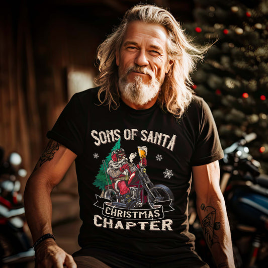 Ein Biker mit einem T-Shirt für Motorradfahrer von Wingbikers mit dem Aufdruck, Sons of Santa - mit dem Weihnachtsmann auf dem Motorrad, in schwarz.