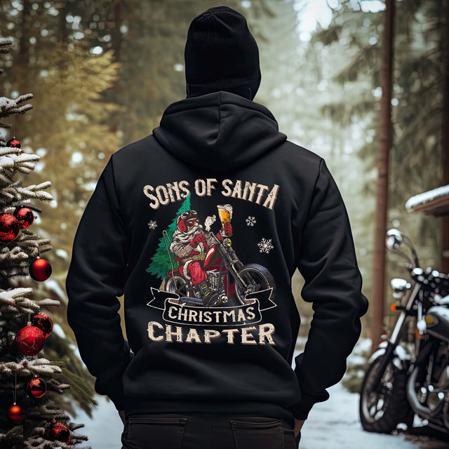 Ein Biker mit einer Reißverschluss-Jacke für Motorradfahrer von Wingbikers mit dem Aufdruck, Sons of Santa - mit dem Weihnachtsmann auf dem Motorrad , in schwarz.