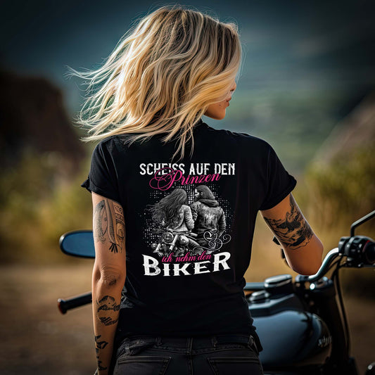 Ein Motorradfahrerin mit einem T-Shirt von Wingbikers mit dem Aufdruck, Scheiß auf den Prinzen, ich nehm' den Biker, als Backprint in schwarz.