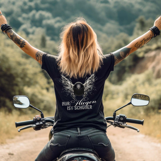 Eine Motorradfahrerin mit einem T-Shirt für Motorradfahrerinnen von Wingbikers mit dem Aufdruck, Nur fliegen ist schöner, als Back Print, in schwarz.