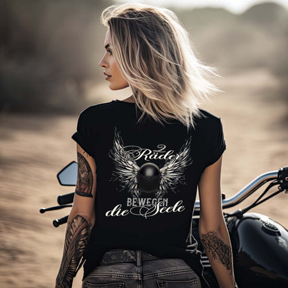 Eine Bikerin mit einem T-Shirt für Motorradfahrerinnen von Wingbikers mit dem Aufdruck, Zwei Räder bewegen die Seele - Helm mit Flügeln, als Back Print - leger geschnitten, in schwarz.