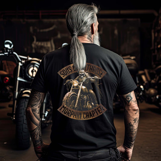 Ein Biker mit einem T-Shirt für Motorradfahrer von Wingbikers mit dem Aufdruck, Sons of Arthrose - Morphin Chapter, in schwarz.