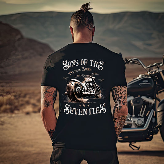 Ein Biker mit einem T-Shirt für Motorradfahrer von Wingbikers mit dem Aufdruck, Sons of the Seventies - Vintage Biker, als Back Print, in schwarz.