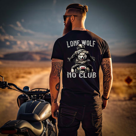 Ein Biker mit einem T-Shirt für Motorradfahrer von Wingbikers mit dem Aufdruck, Lone Wolf - No Club, als Back Print, in schwarz.