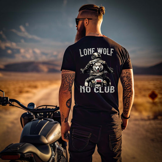 Ein Biker mit einem T-Shirt für Motorradfahrer von Wingbikers mit dem Aufdruck, Lone Wolf - No Club, als Back Print, in schwarz.
