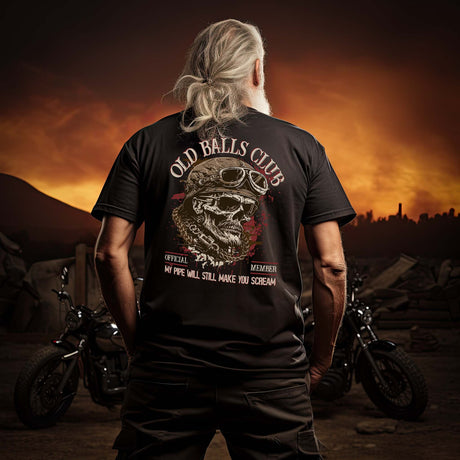 Ein Biker mit einem T-Shirt für Motorradfahrer von Wingbikers mit dem Aufdruck, Old Balls Club - My Pipe Will Still Make You Scream, als Back Print, in schwarz.