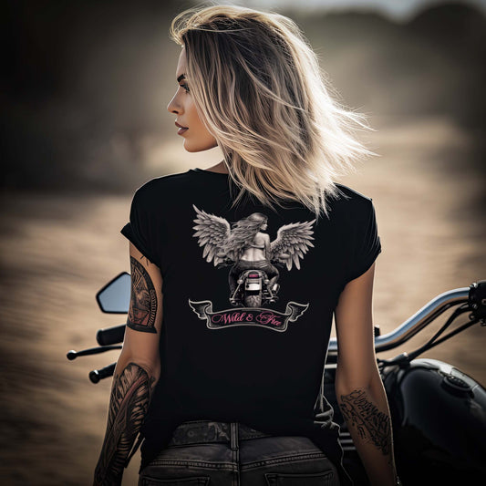 Eine Motorradfahrerin mit einem T-Shirt mit V-Ausschnitt von Wingbikers mit dem Aufdruck, Wild & Free, als Back Print, in schwarz.