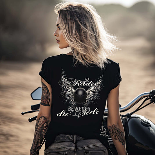Eine Bikerin mit einem T-Shirt für Motorradfahrerinnen von Wingbikers mit dem Aufdruck, Zwei Räder bewegen die Seele - Helm mit Flügeln, als Back Print - in schwarz.