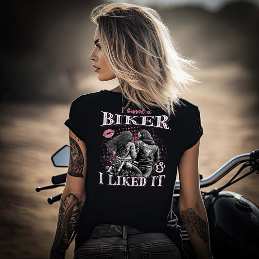 Eine Motorradfahrerin mit einem T-Shirt mit V-Ausschnitt von Wingbikers mit dem Aufdruck, I Kissed A Biker And I Liked It, als Back Print in schwarz.