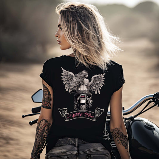 Eine Bikerin mit einem T-Shirt für Motorradfahrerinnen von Wingbikers mit dem Aufdruck, Wild & Free - als Back Print, leger geschnitten, in schwarz.