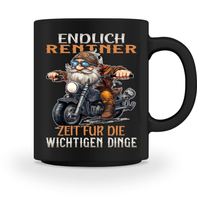 Eine Tasse für Motorradfahrer von Wingbikers, mit dem beidseitigen Aufdruck, Endlich Rente, Zeit für die wichtigen Dinge, in schwarz.