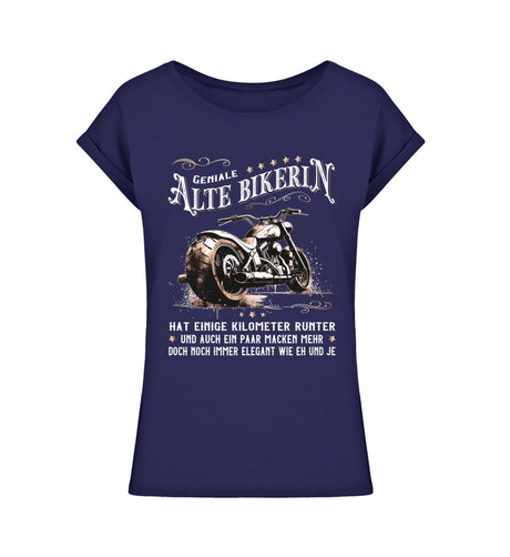 Ein Bikerin T-Shirt für Motorradfahrerinnen von Wingbikers mit dem Aufdruck, Alte Bikerin - Einige Kilometer Runter - Doch elegant wie eh und je - leger geschnitten, in navy blau.