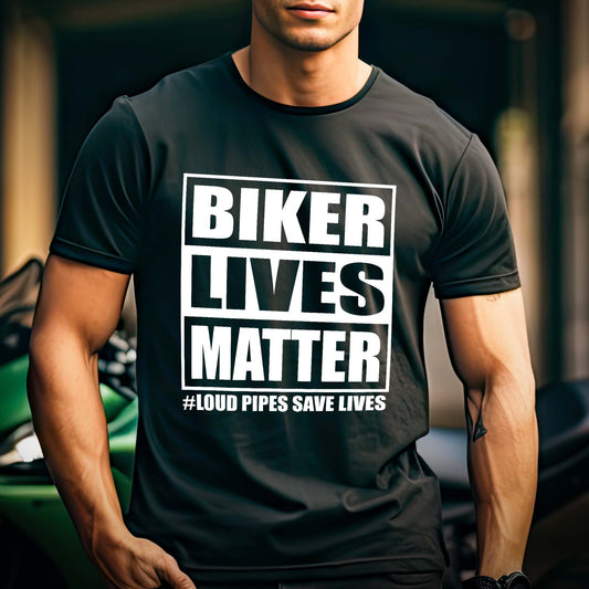Ein Motorradfahrer mit einem T-Shirt von Wingbikers mit dem Aufdruck, Biker Lives Matter - # Loud Pipes Save Lives, in schwarz.