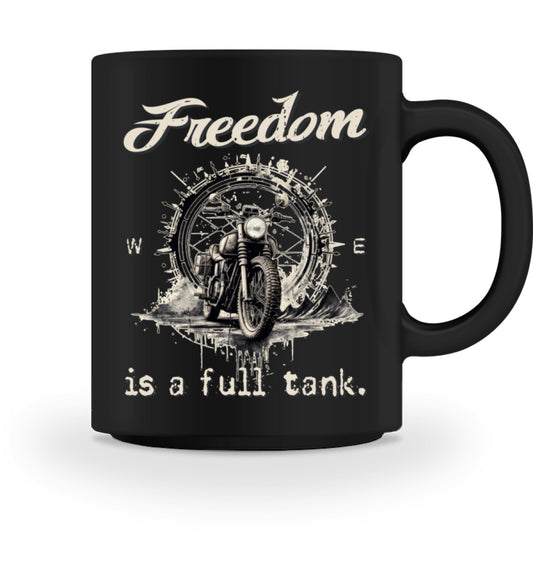 Ein Tasse für Motorradfahrer von Wingbikers mit dem beidseitigem Aufdruck, Freedom Is A Full Tank - Freiheit ist ein voller Tank - mit einem Retro Vintage klassischem Motorrad, in schwarz.