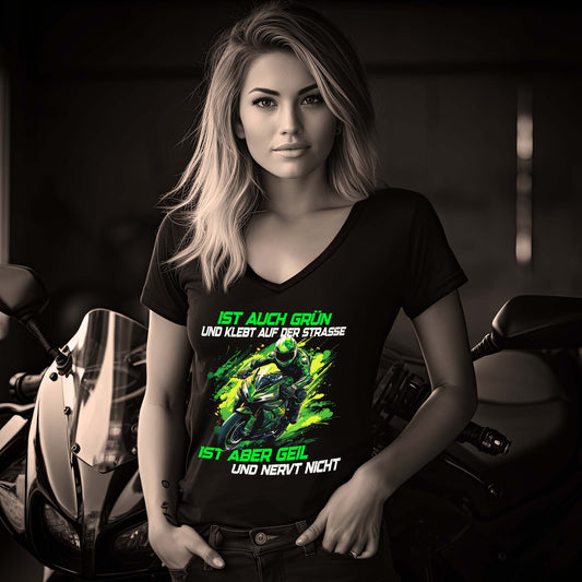 Eine Frau mit einem T-Shirt mit V-Ausschnitt für Motorradfahrerinnen von Wingbikers mit dem Aufdruck, Supersportler - Ist auch grün und klebt auf der Straße, ist aber geil und nervt nicht, in schwarz.